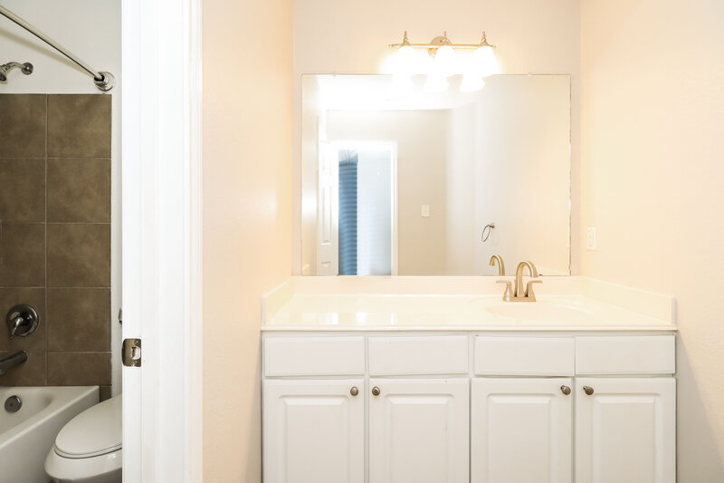 2,190/Mo, 16770 N Gull Dr Conroe, TX 77385 Main Bathroom View 3
