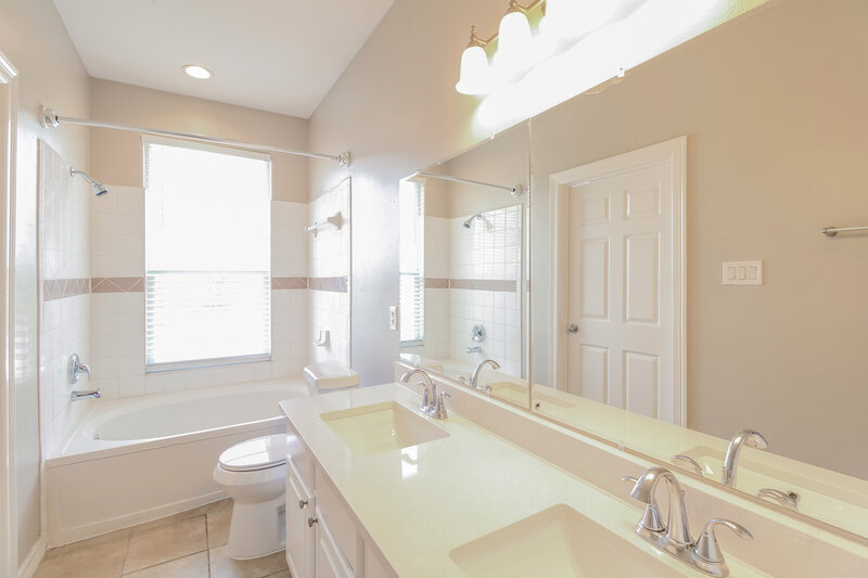 1,835/Mo, 12626 Panther Villa Ct Houston, TX 77099 Main Bathroom View