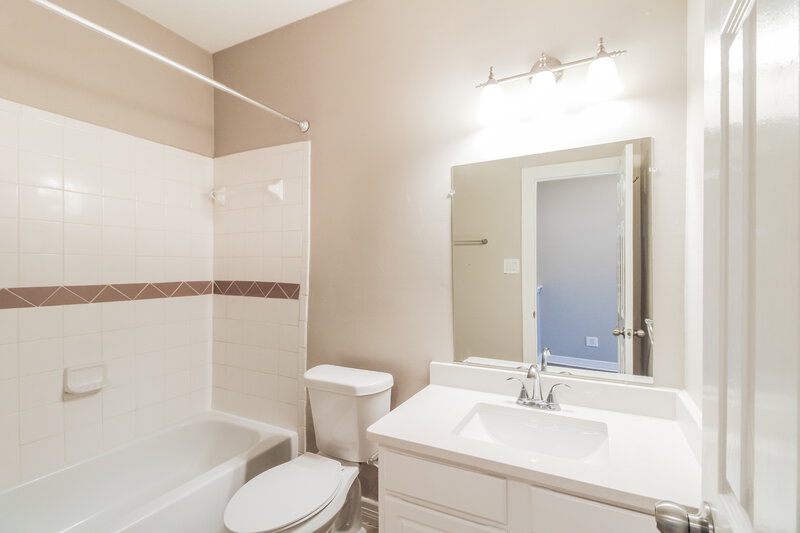 1,835/Mo, 12626 Panther Villa Ct Houston, TX 77099 Bathroom View