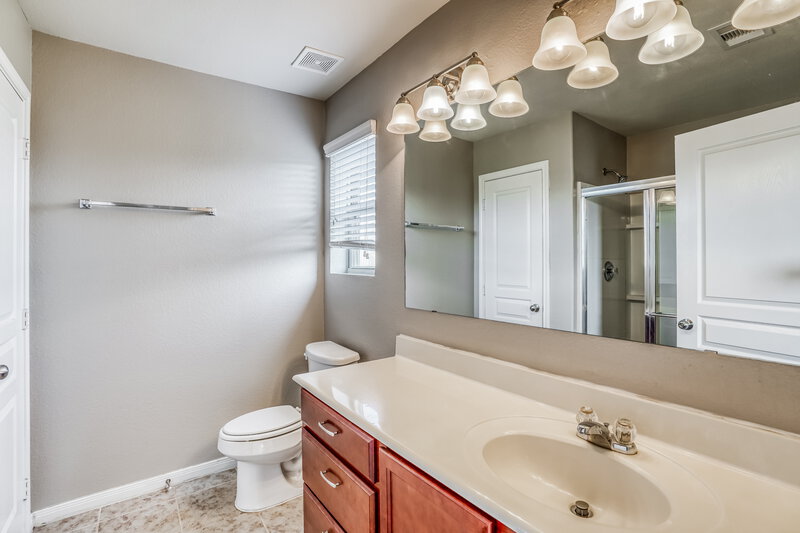 1,910/Mo, 6450 Dayridge Ln Houston, TX 77048 Main Bathroom View