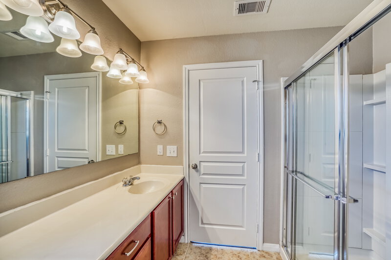 1,910/Mo, 6450 Dayridge Ln Houston, TX 77048 Main Bathroom View 2