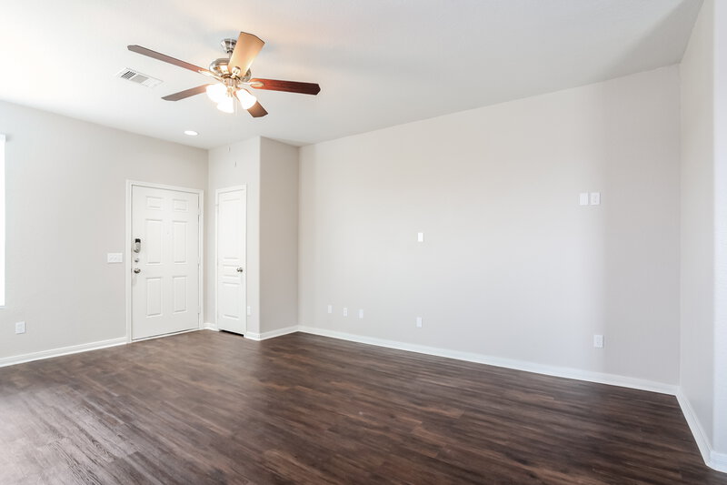 1,860/Mo, 6627 Dayridge Ln Houston, TX 77048 Living Room View 2
