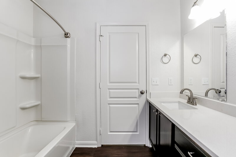 1,860/Mo, 6627 Dayridge Ln Houston, TX 77048 Main Bathroom View