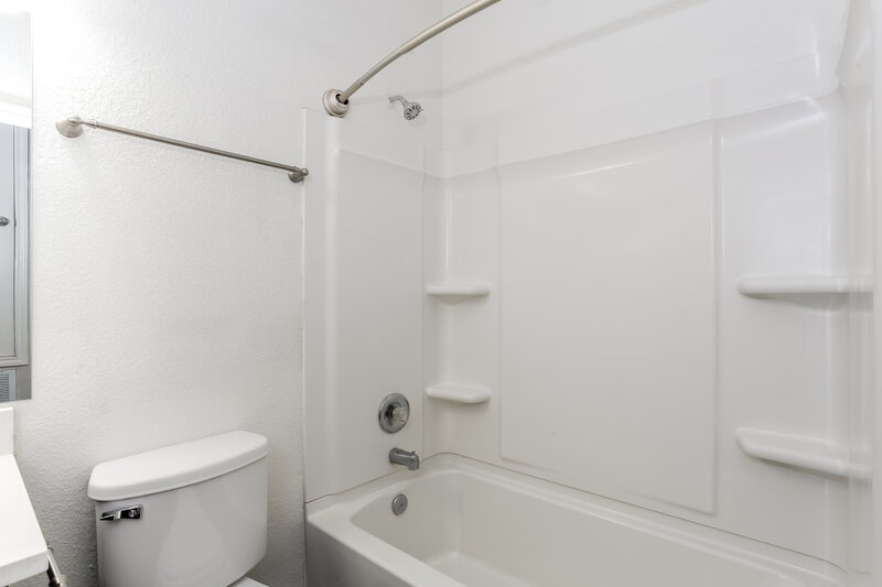 1,860/Mo, 6627 Dayridge Ln Houston, TX 77048 Bathroom View