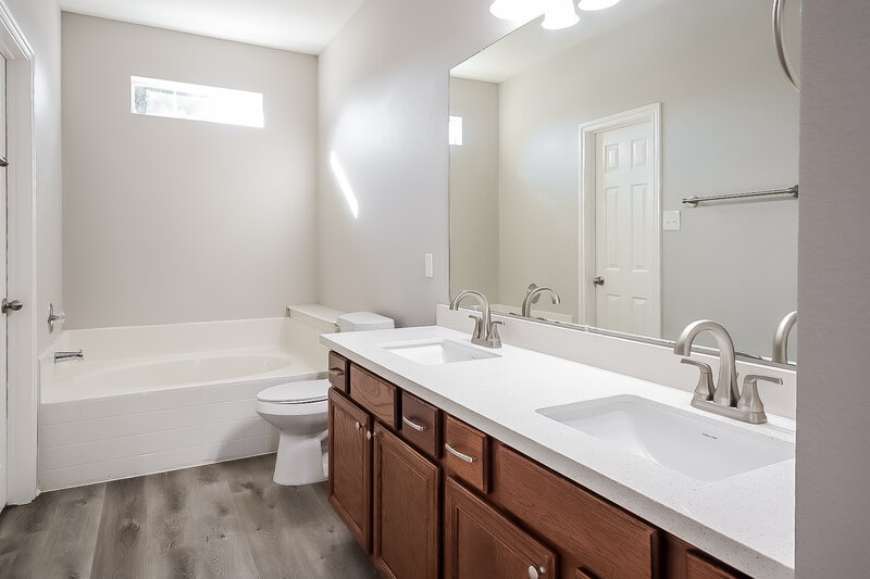 2,020/Mo, 982 Oak Falls Dr Willis, TX 77378 Main Bathroom View