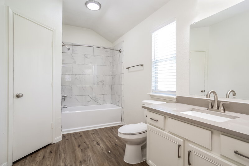 1,930/Mo, 17034 Port O Call St Crosby, TX 77532 Main Bathroom View
