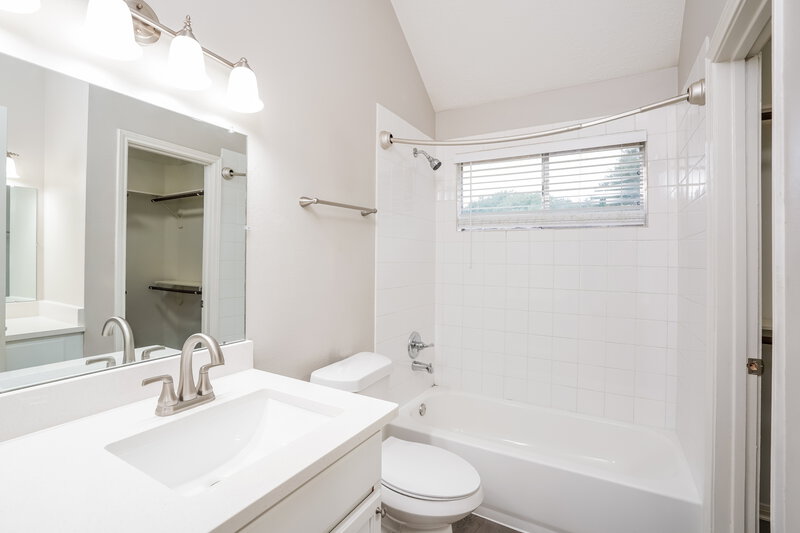 1,800/Mo, 5200 Rockwood Dr Rosenberg, TX 77471 Main Bathroom View