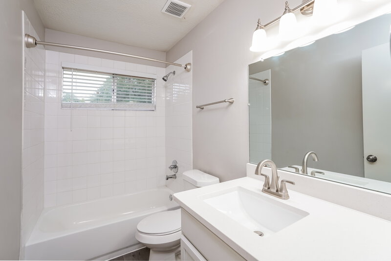 1,800/Mo, 5200 Rockwood Dr Rosenberg, TX 77471 Bathroom View