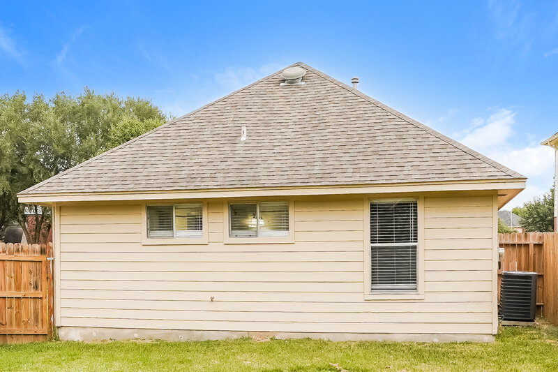 1,800/Mo, 5200 Rockwood Dr Rosenberg, TX 77471 Rear View 2