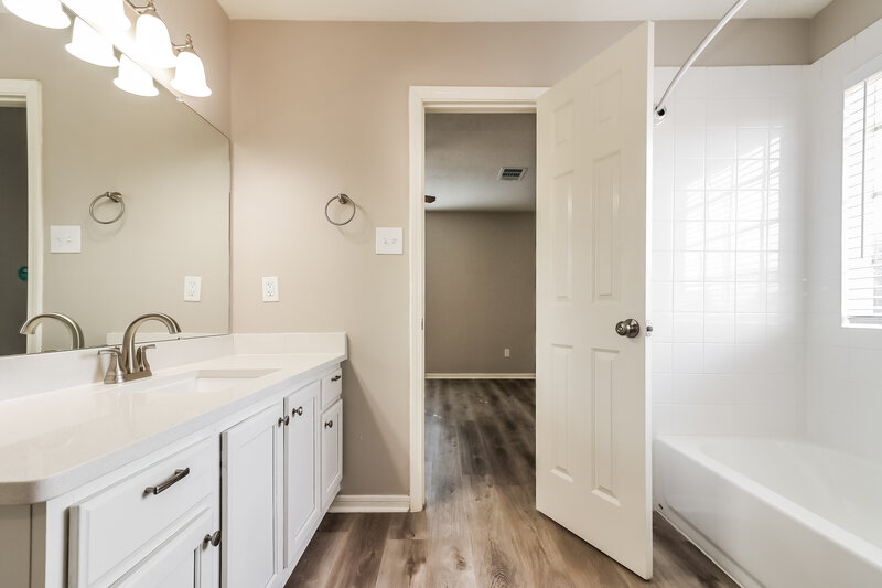 1,880/Mo, 1847 Green Gate Dr Rosenberg, TX 77471 Main Bathroom View 2