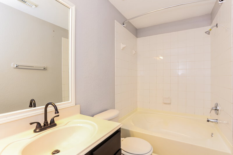 2,340/Mo, 12430 Aarons Way Dr Houston, TX 77066 Main Bathroom View