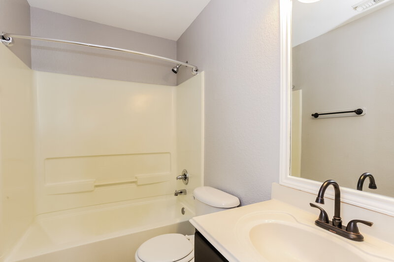 2,340/Mo, 12430 Aarons Way Dr Houston, TX 77066 Bathroom View 2