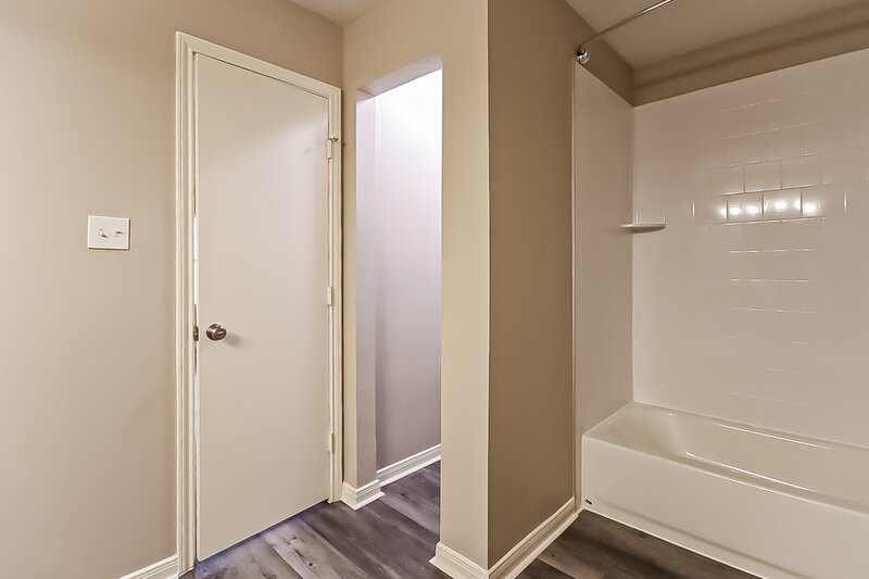 1,710/Mo, 8115 Greens Rd Humble, TX 77396 Main Bathroom View 2