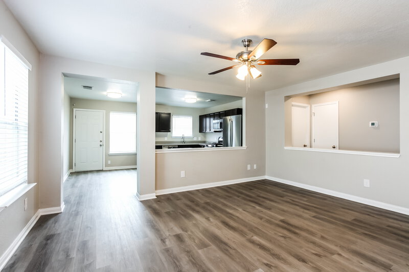1,850/Mo, 15510 Miller House Ln Houston, TX 77086 Living Room View 2