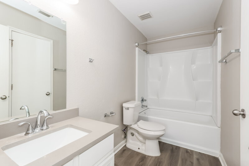 1,755/Mo, 15510 Miller House Ln Houston, TX 77086 Main Bathroom View