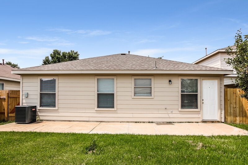 1,850/Mo, 15510 Miller House Ln Houston, TX 77086 Rear View
