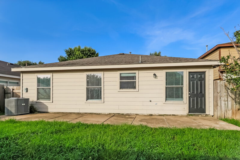 1,755/Mo, 15510 Miller House Ln Houston, TX 77086 Rear View