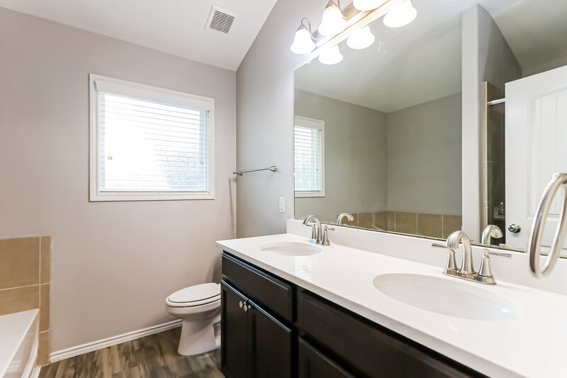 2,110/Mo, 19837 Mountain Dale Dr Cypress, TX 77433 Main Bathroom View