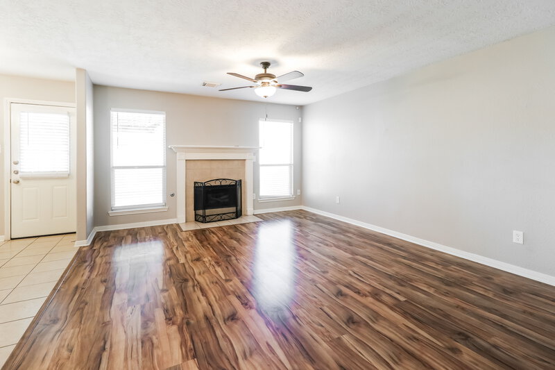 2,355/Mo, 405 Mystic Glen Loop Houston, TX 77339 Living Room View 2