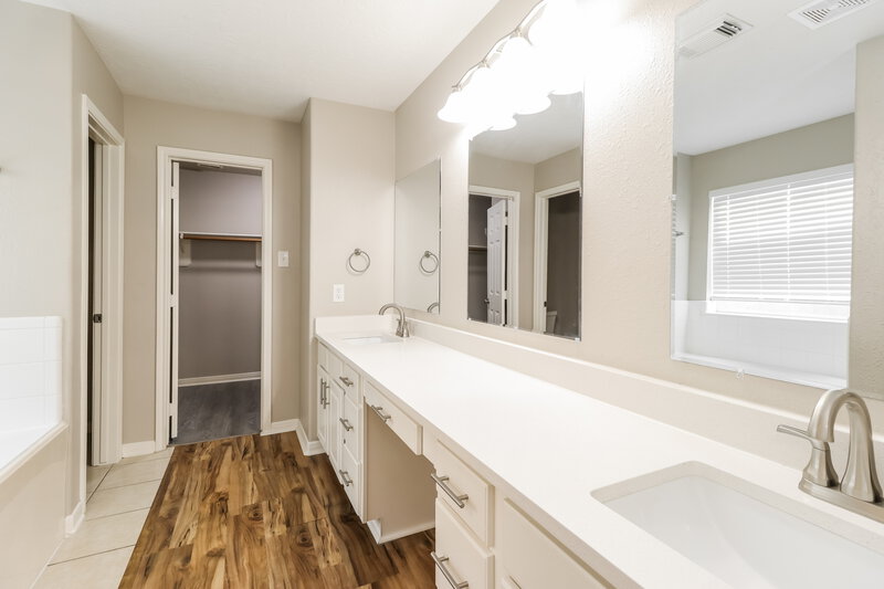 2,355/Mo, 405 Mystic Glen Loop Houston, TX 77339 Main Bathroom View