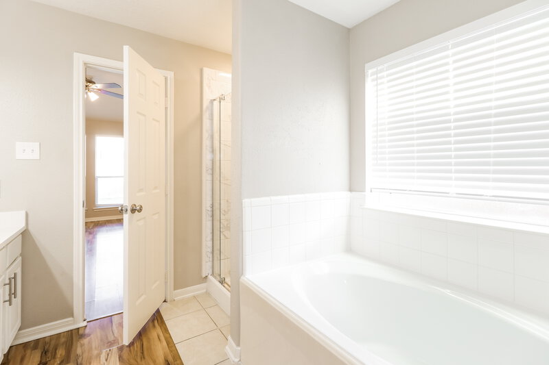 2,355/Mo, 405 Mystic Glen Loop Houston, TX 77339 Bathroom View