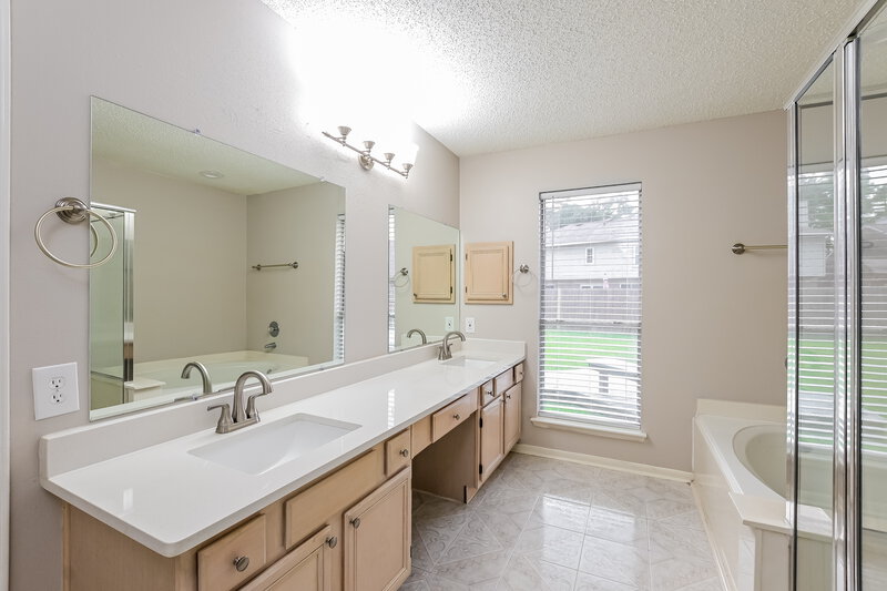 2,445/Mo, 8930 Stoney Bend Dr Spring, TX 77379 Main Bathroom View