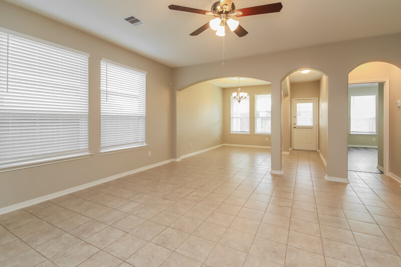 2,130/Mo, 992 Brady Ln Alvin, TX 77511 Living Room View