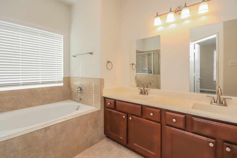 2,130/Mo, 992 Brady Ln Alvin, TX 77511 Main Bathroom View