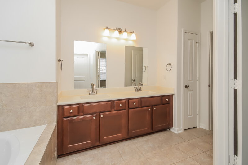2,130/Mo, 992 Brady Ln Alvin, TX 77511 Main Bathroom View 2