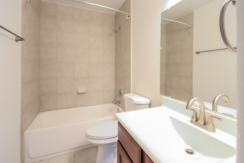 2,130/Mo, 992 Brady Ln Alvin, TX 77511 Bathroom View