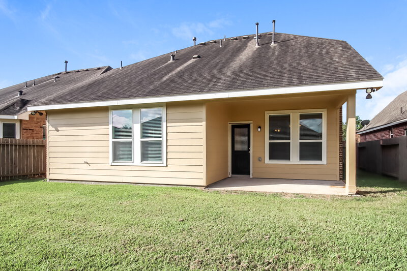 2,130/Mo, 992 Brady Ln Alvin, TX 77511 Rear View