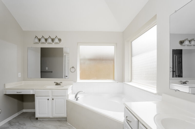 2,805/Mo, 2442 Chuckberry St Houston, TX 77080 Main Bathroom View