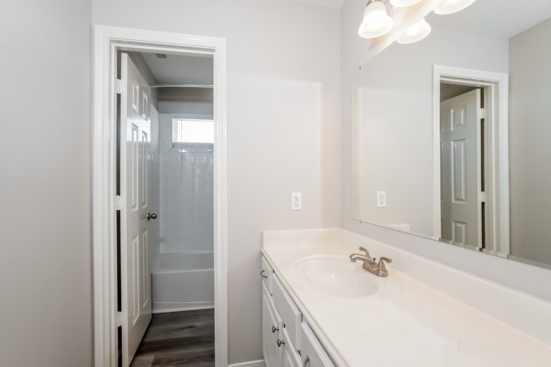 2,805/Mo, 2442 Chuckberry St Houston, TX 77080 Bathroom View