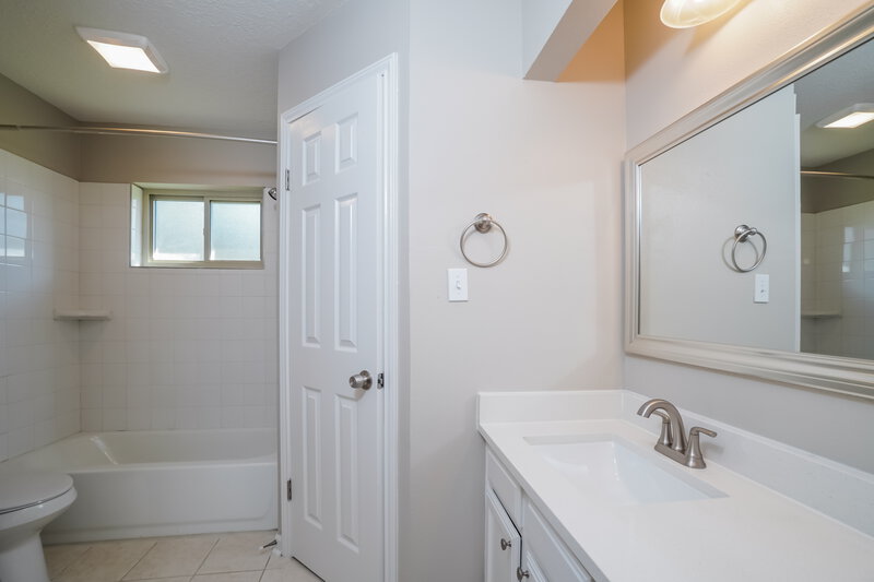 1,960/Mo, 2714 Village Ct Katy, TX 77493 Main Bathroom View