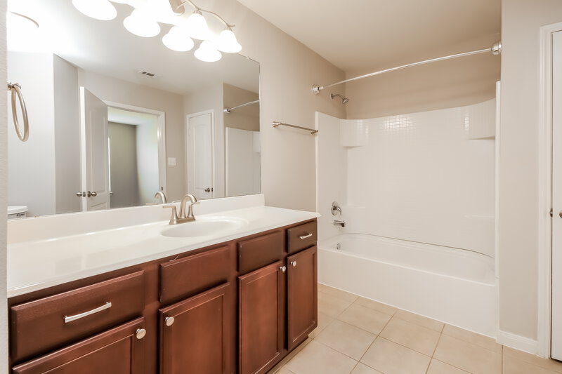 1,935/Mo, 9426 Gold Mountain Dr Rosharon, TX 77583 Main Bathroom View 2