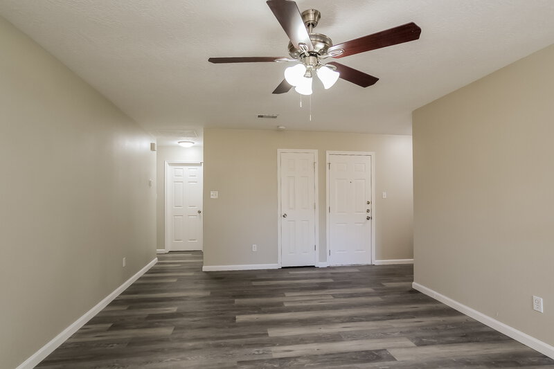 1,745/Mo, 1528 Glen Oaks Dr Conroe, TX 77385 Living Room View 2