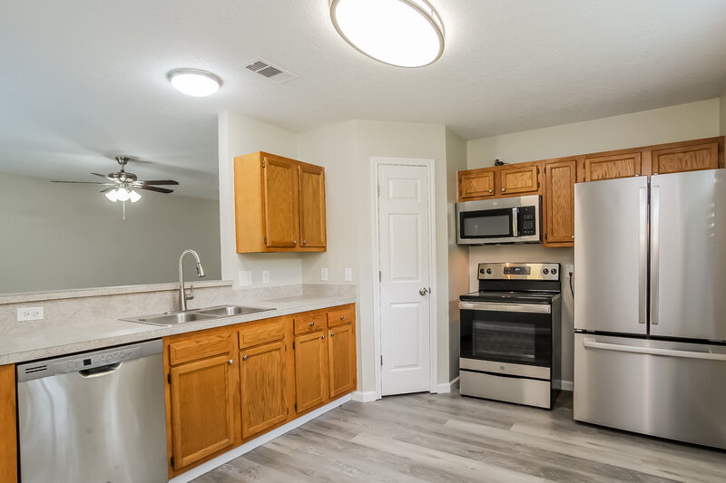 1,745/Mo, 1528 Glen Oaks Dr Conroe, TX 77385 Kitchen View 2