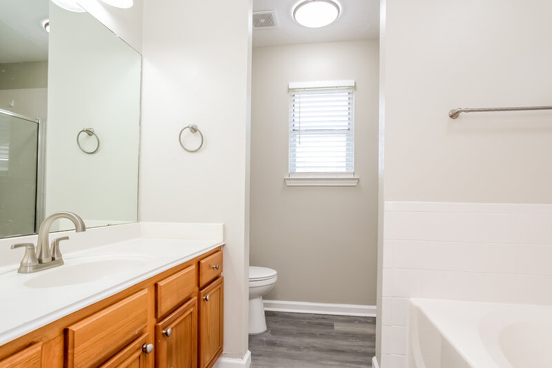 1,745/Mo, 1528 Glen Oaks Dr Conroe, TX 77385 Main Bathroom View