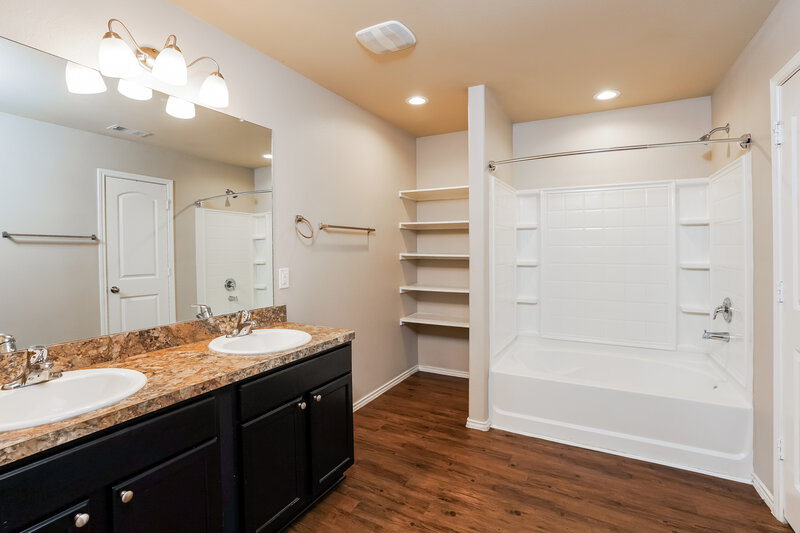 1,960/Mo, 15430 Pueblito Verde Way Channelview, TX 77530 Main Bathroom View