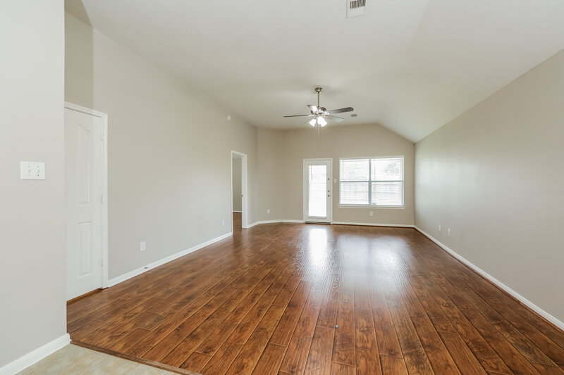 1,825/Mo, 11743 Elizabeth Ct Pinehurst, TX 77362 Living Room View