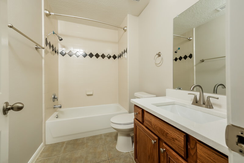 1,825/Mo, 11743 Elizabeth Ct Pinehurst, TX 77362 Main Bathroom View