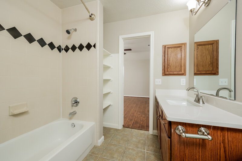 1,825/Mo, 11743 Elizabeth Ct Pinehurst, TX 77362 Bathroom View