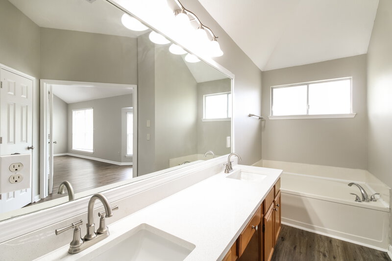 2,360/Mo, 4518 Allegro Dr Seabrook, TX 77586 Main Bathroom View