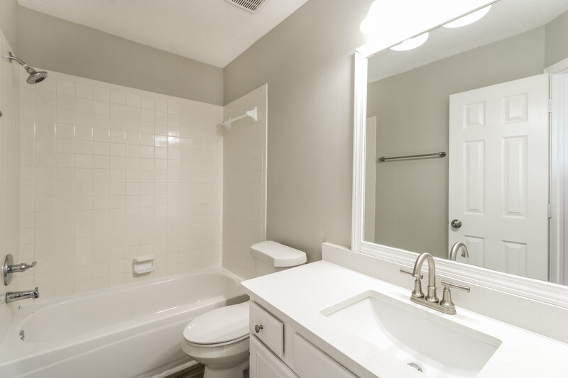 2,360/Mo, 4518 Allegro Dr Seabrook, TX 77586 Bathroom View