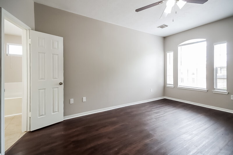 3,020/Mo, 1818 Oak Ridge Dr Kemah, TX 77565 Main Bedroom View