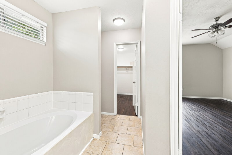 2,145/Mo, 1818 Oak Ridge Dr Kemah, TX 77565 Primary Bathroom View 2