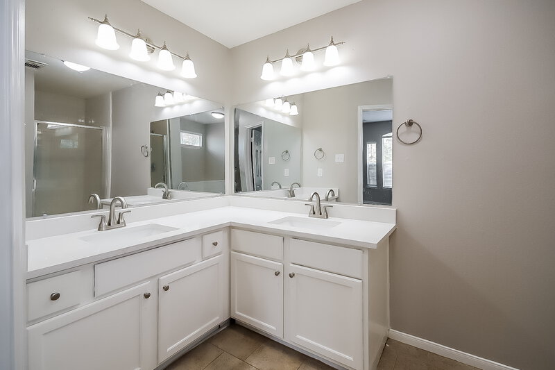 3,020/Mo, 1818 Oak Ridge Dr Kemah, TX 77565 Main Bathroom View