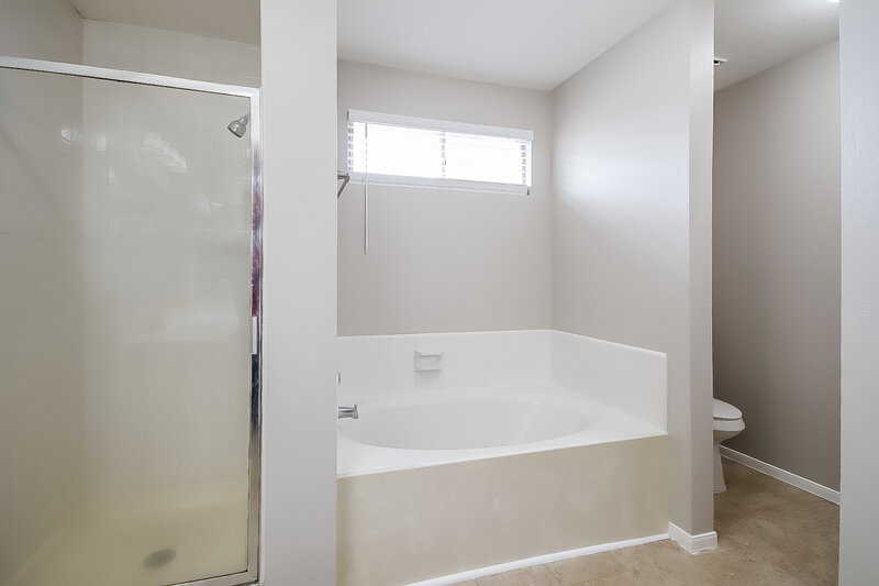 3,020/Mo, 1818 Oak Ridge Dr Kemah, TX 77565 Main Bathroom View 2