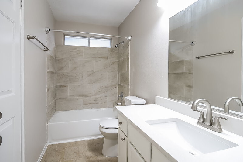 3,020/Mo, 1818 Oak Ridge Dr Kemah, TX 77565 Bathroom View