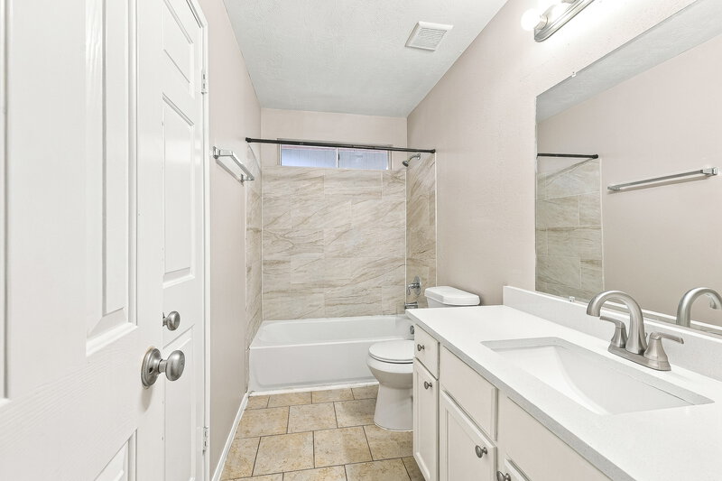 2,145/Mo, 1818 Oak Ridge Dr Kemah, TX 77565 Bathroom View